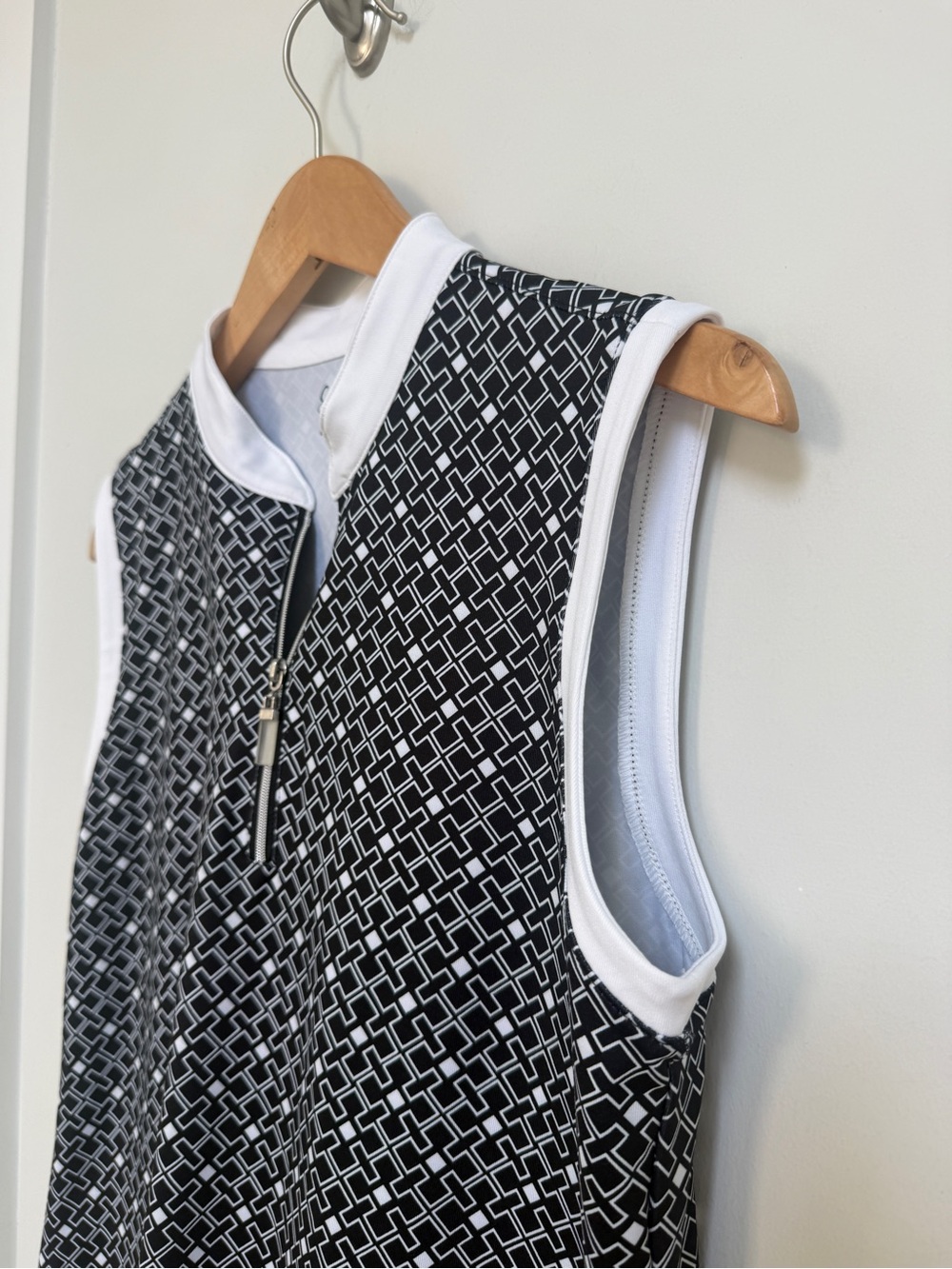 Coral Bay Women's Black & White Sleeveless Zip-Front Golf  Top - Picture 2 of 5